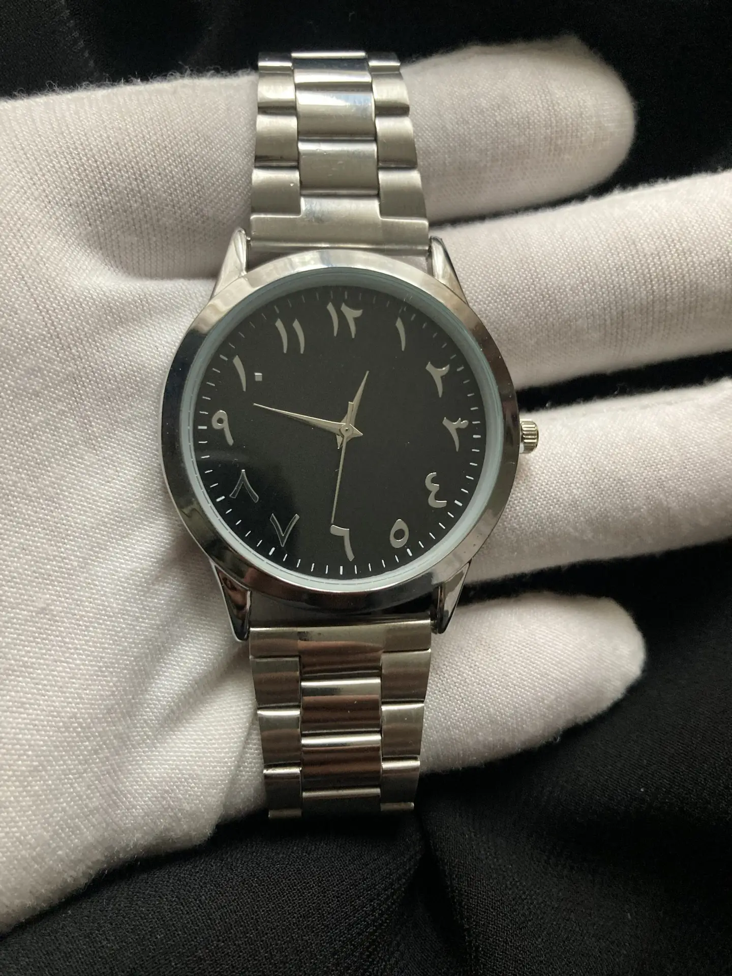 Montre Chiffre Arabe | Montre élégante en acier inoxydable , nom de la marque : Muslim O'clock, nom du modèle : MAEDIN ASWAD 3, avec cadran noir et chiffres arabes "arabic dial"