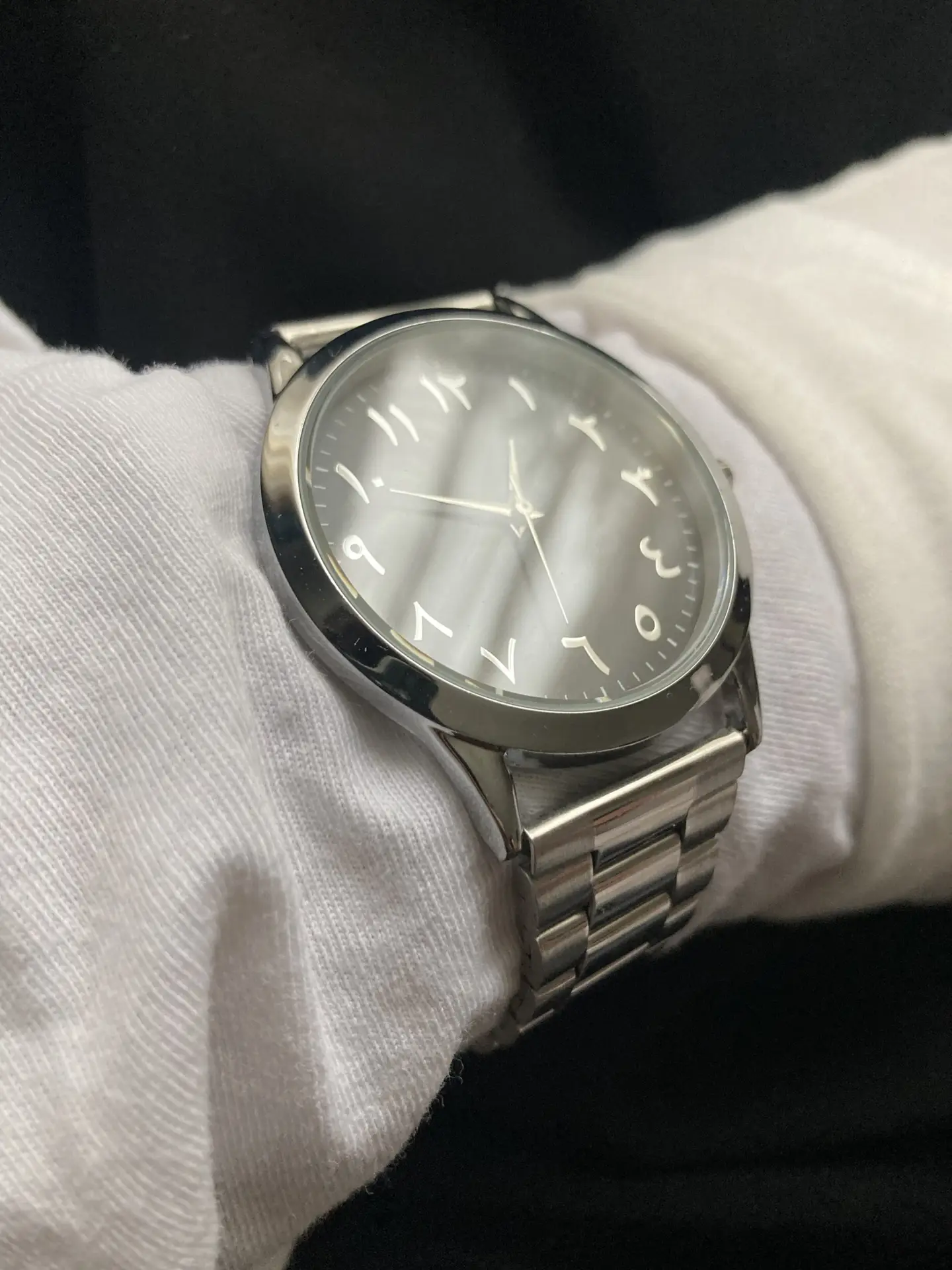 Montre Chiffre Arabe | Montre élégante en acier inoxydable , nom de la marque : Muslim O'clock, nom du modèle : MAEDIN ASWAD 3, avec cadran noir et chiffres arabes "arabic dial"
